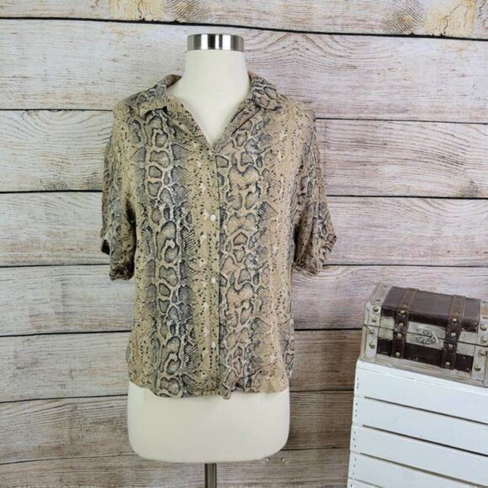 5/$25 Wild Fable Snakeskin Button Down Collar Crop XS